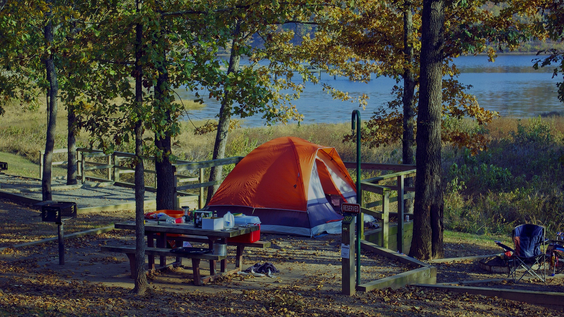 湖の近くにあるテントの写真