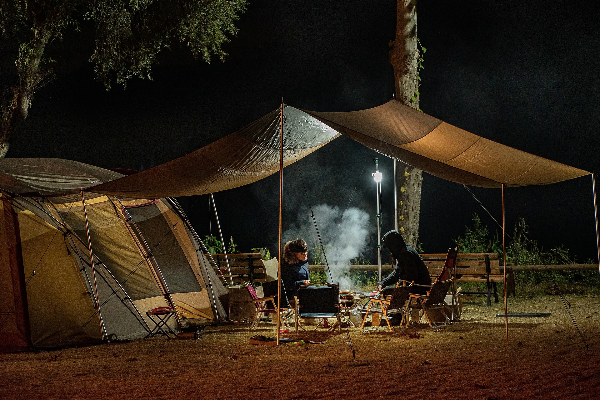 夜にキャンプをしている写真
